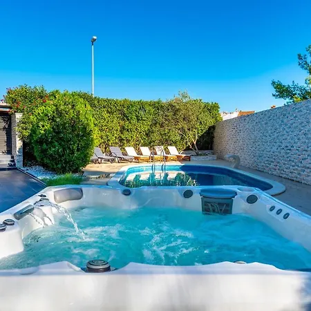 Amazing In With 8 Bedrooms, Jacuzzi And Private Swimming Pool * ザダル