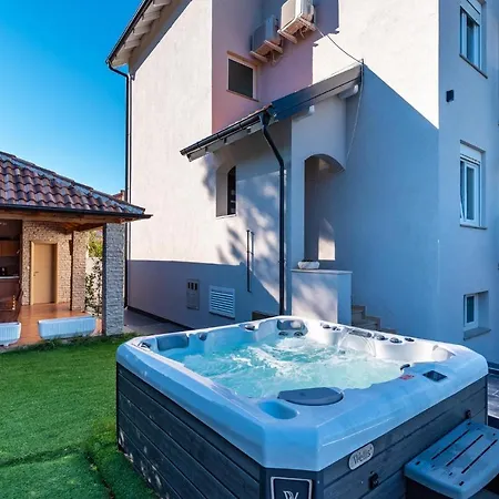 別荘 Amazing In With 8 Bedrooms, Jacuzzi And Private Swimming Pool *
