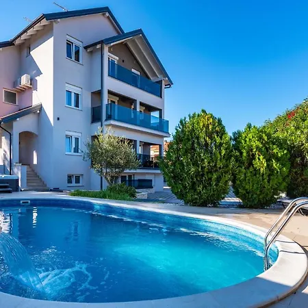 Amazing In With 8 Bedrooms, Jacuzzi And Private Swimming Pool * ザダル