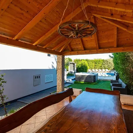 Amazing In With 8 Bedrooms, Jacuzzi And Private Swimming Pool * ザダル