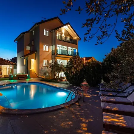別荘 Amazing In With 8 Bedrooms, Jacuzzi And Private Swimming Pool