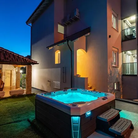Amazing In With 8 Bedrooms, Jacuzzi And Private Swimming Pool * ザダル