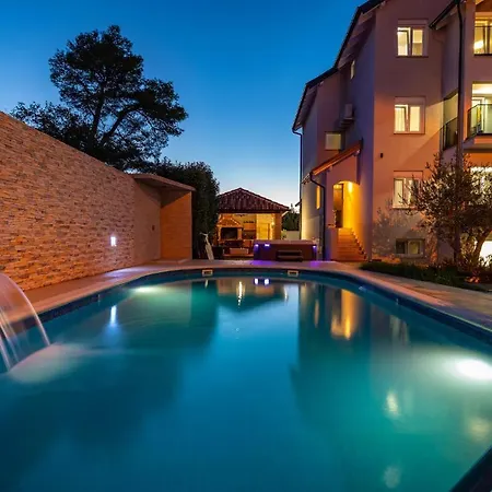 Amazing In With 8 Bedrooms, Jacuzzi And Private Swimming Pool 別荘 ザダル