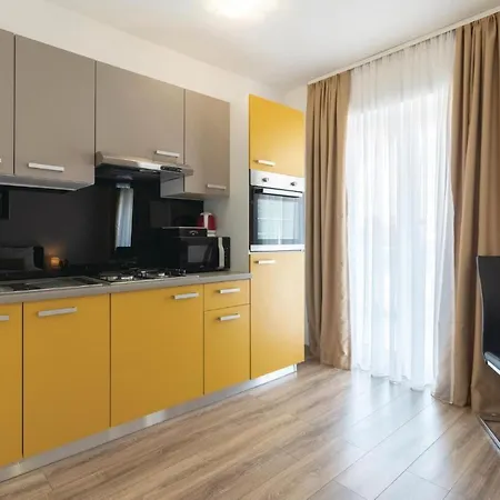 Amazing In With 8 Bedrooms, Jacuzzi And Private Swimming Pool * ザダル