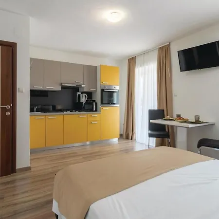 Amazing In With 8 Bedrooms, Jacuzzi And Private Swimming Pool * ザダル