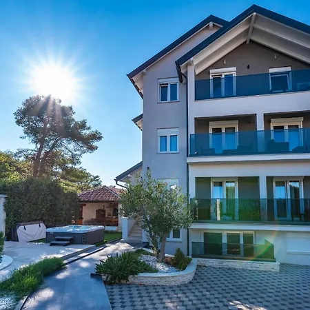 Amazing In With 8 Bedrooms, Jacuzzi And Private Swimming Pool Vikendica