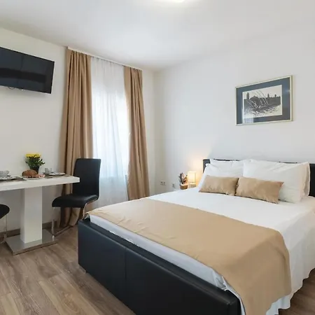 Amazing In With 8 Bedrooms, Jacuzzi And Private Swimming Pool Vikendica