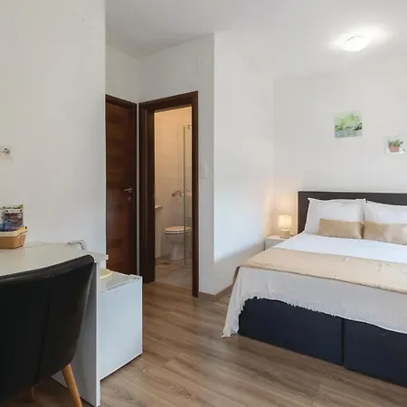 Vikendica Amazing In With 8 Bedrooms, Jacuzzi And Private Swimming Pool Zadar