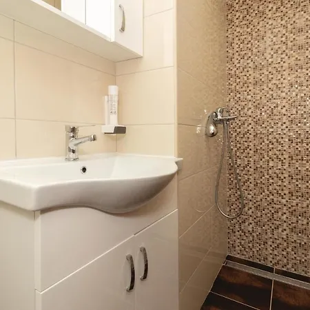 Vikendica Amazing In With 8 Bedrooms, Jacuzzi And Private Swimming Pool *