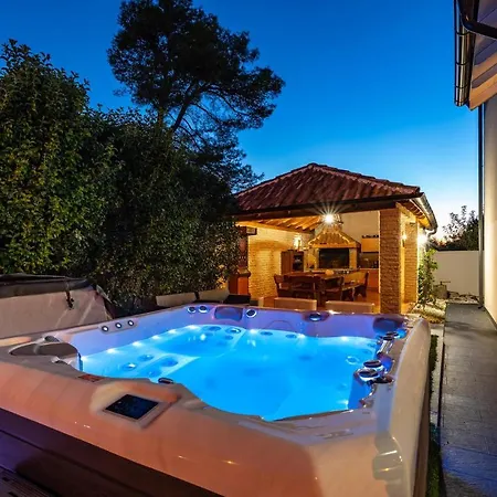 Amazing In With 8 Bedrooms, Jacuzzi And Private Swimming Pool Vikendica Zadar