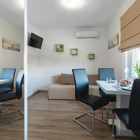 Vikendica Amazing In With 8 Bedrooms, Jacuzzi And Private Swimming Pool *