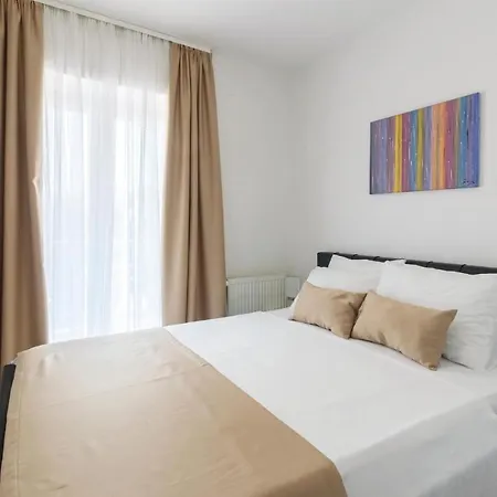 Vikendica Amazing In With 8 Bedrooms, Jacuzzi And Private Swimming Pool