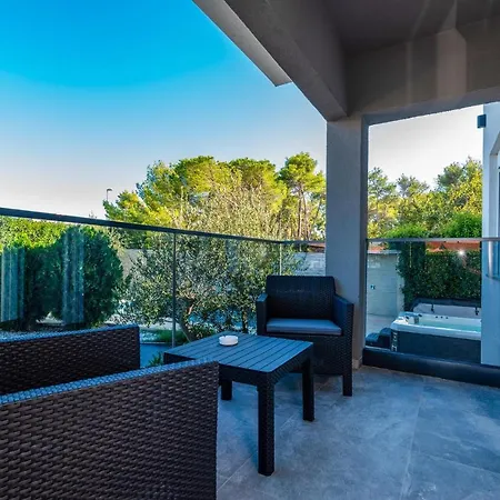 Amazing In With 8 Bedrooms, Jacuzzi And Private Swimming Pool Vikendica Zadar