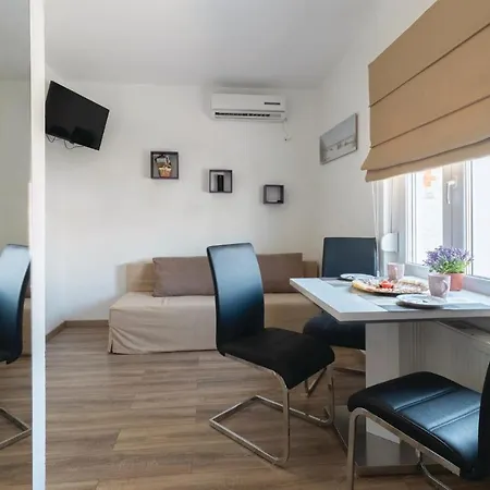 Amazing In With 8 Bedrooms, Jacuzzi And Private Swimming Pool Vikendica Zadar