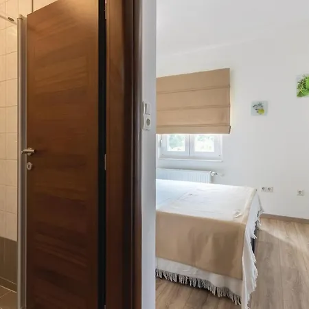 Amazing In With 8 Bedrooms, Jacuzzi And Private Swimming Pool Vikendica